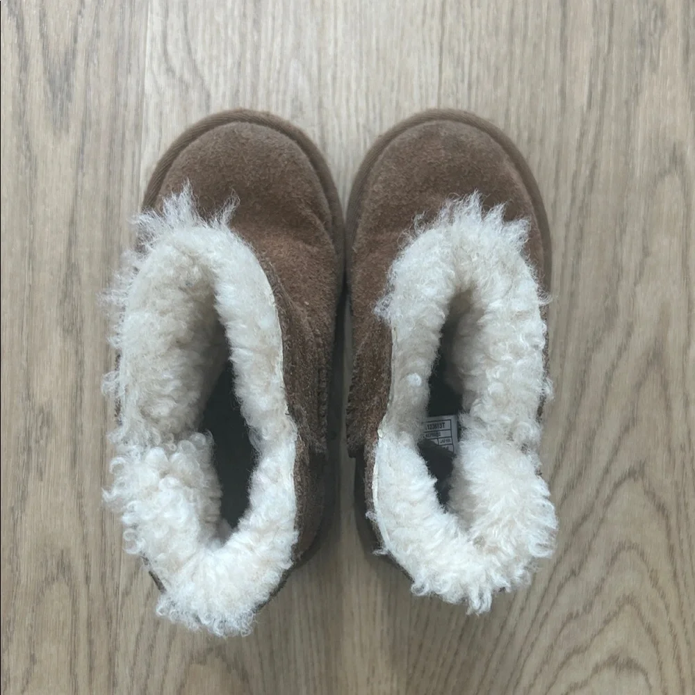 UGG Bailey Zip Short Boot‎ Size 9 Toddler